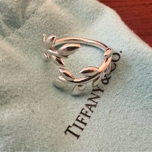 Tiffany & Co. Paloma Picasso®
Olive Leaf Bypass Ring Sterling Silver